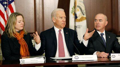Mayorkas a la derecha del presidente electo Joee Biden. En la foto figura también la Directora Senior del Concejo de Seguridad Nacional, Amy Pope (REUTERS/Gary Cameron)