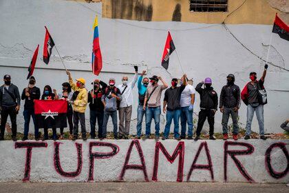 Militantes del partido político venezolano Tupamaro participan en una manifestación en las inmediaciones del Tribunal Supremo de Justicia (TSJ), en Caracas (Venezuela). EFE/ Miguel Gutiérrez