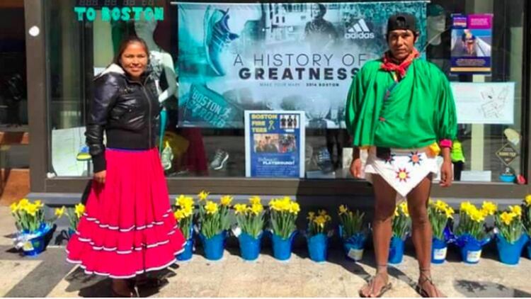 Irma Chávez y Arnulfo Quimare corrieron el maratón de Boston con sus atuendos típicos