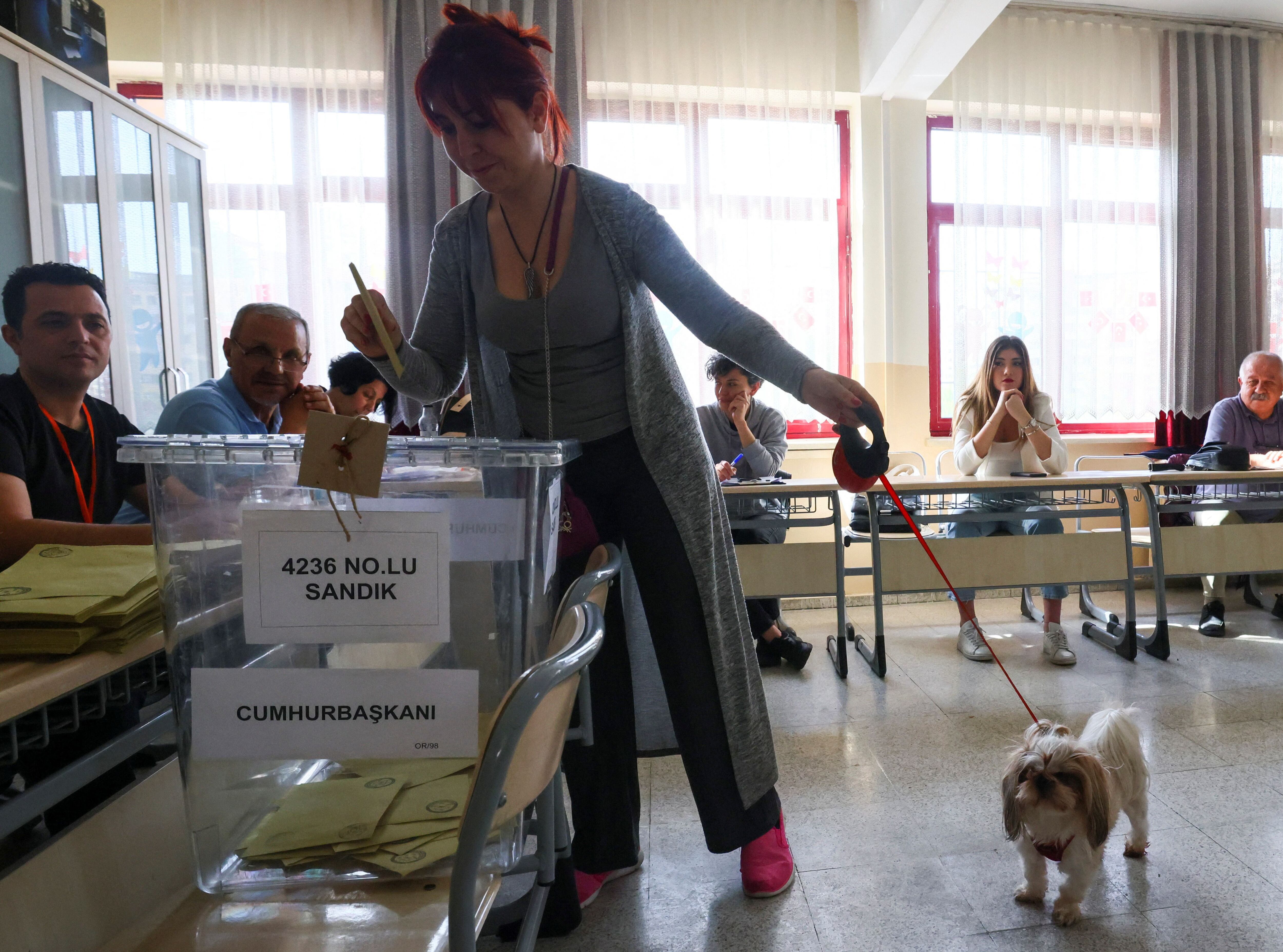 Los votantes deberán elegir entre la reelección del actual jefe del Estado y Gobierno, el islamista Recep Tayyip Erdogan, o su rival, el socialdemócrata opositor Kemal Kiliçdaroglu. (REUTERS)