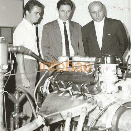 Oreste Berta (en el medio) confirmó su presencia al evento. En la imagen junto a Fangio el día que visitaron la fábrica de Ferrari (Giorgio Ferri).