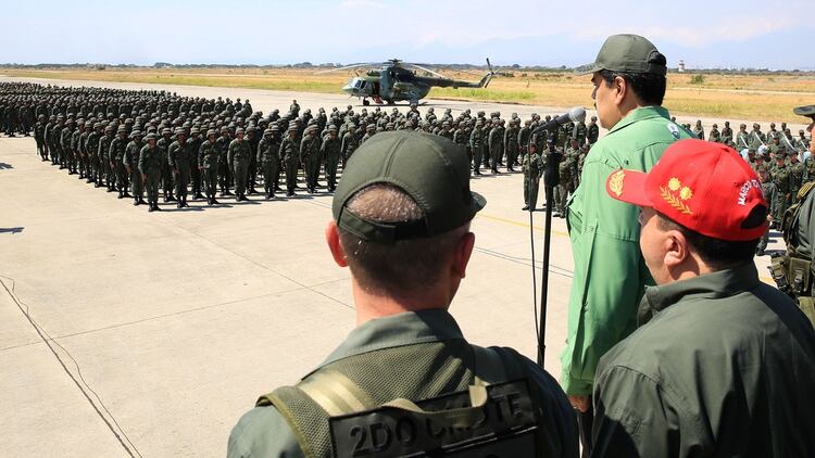La temprana movilización militar antecedió manifestaciones convocadas por el jefe del Parlamento, Juan Guaidó (Reuters)