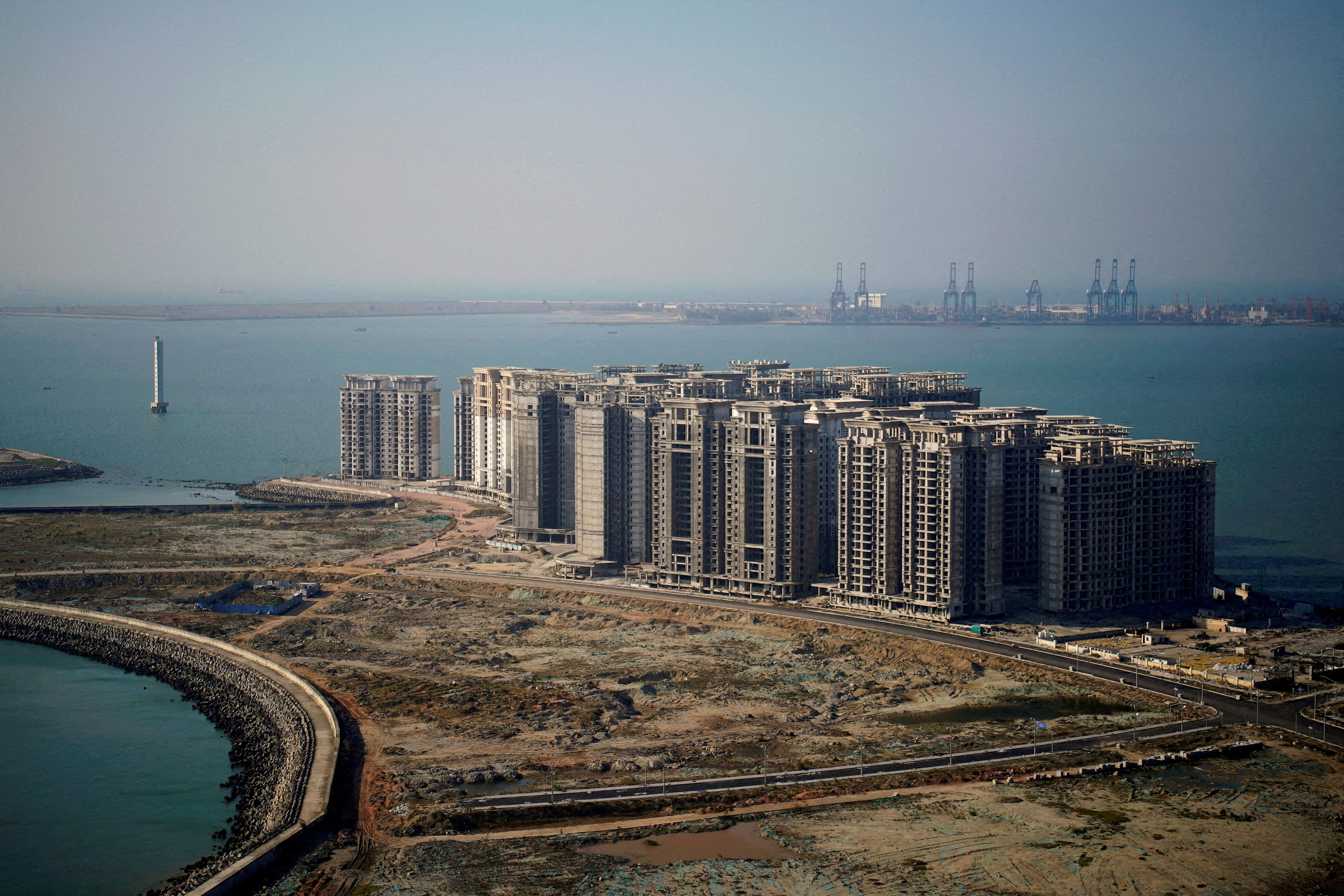 39 edificios construidos por Evergrande que las autoridades han ordenado demoler, en la isla artificial Ocean Flower de Danzhou. (REUTERS/Aly Song/archivo)