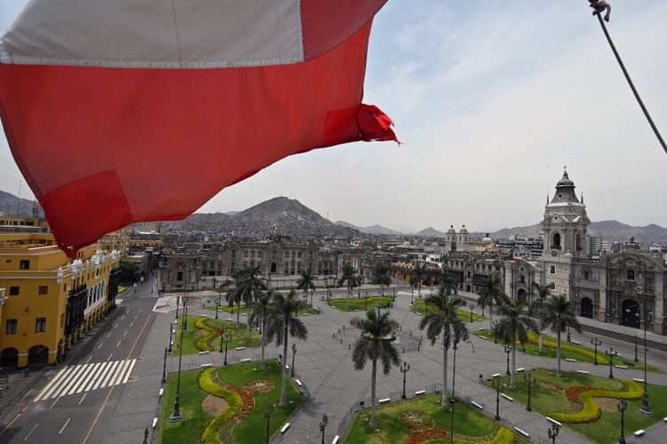 La Plaza de Armas en Lima, punto turístico de la capital, ahora vacía por la cuarentena (AFP)