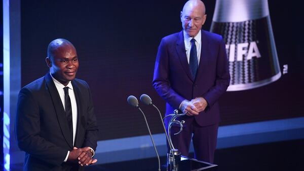 Un familiar de Francis Koné recibió el premio en la gala de los premios The Best (AFP)