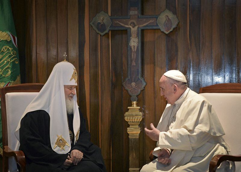 El patriarca Kirill de la Iglesia ortodoxa rusa (izquierda) y el papa Francisco de la Iglesia católica. REUTERS/Adalberto Roque