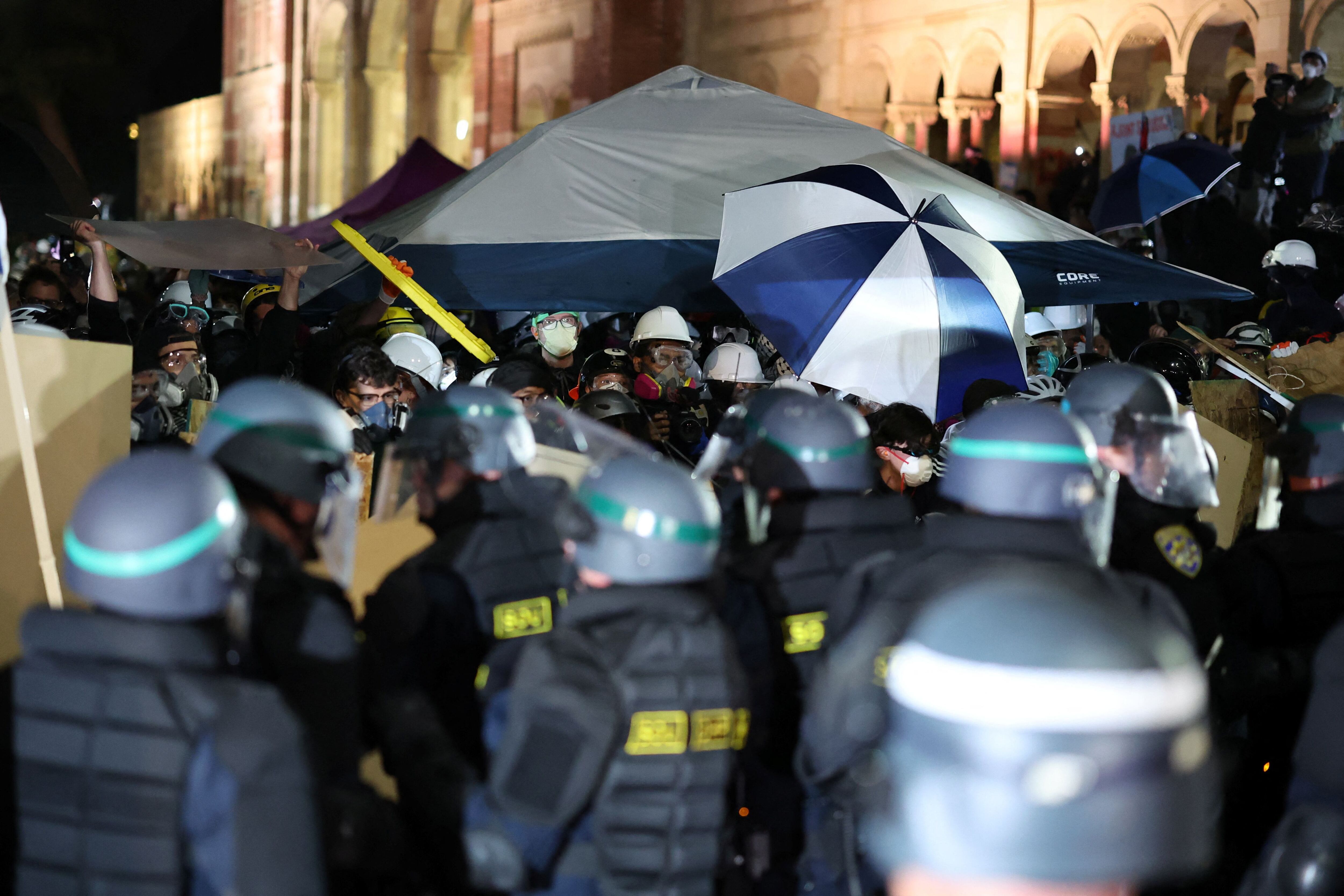 Oficiales y manifestantes quedaron cara a cara en la entrada del campus (REUTERS/Mike Blake)