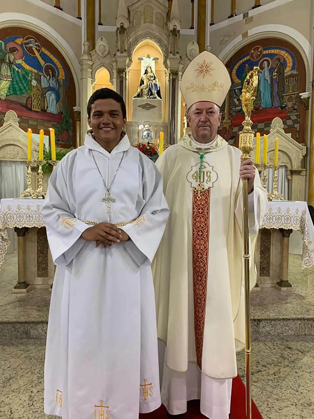 Nathan y el padre Joaquin Vladimir Lopes Dias