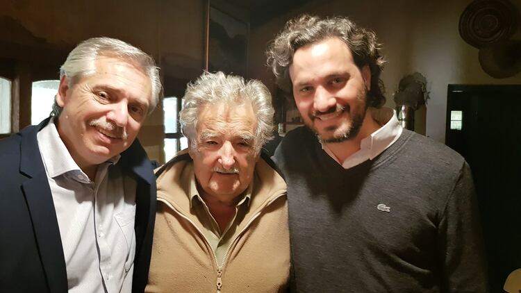 Alberto Fernández visitó a “Pepe” Mujica el viernes pasado. En la foto ambos con Santiago Cafiero