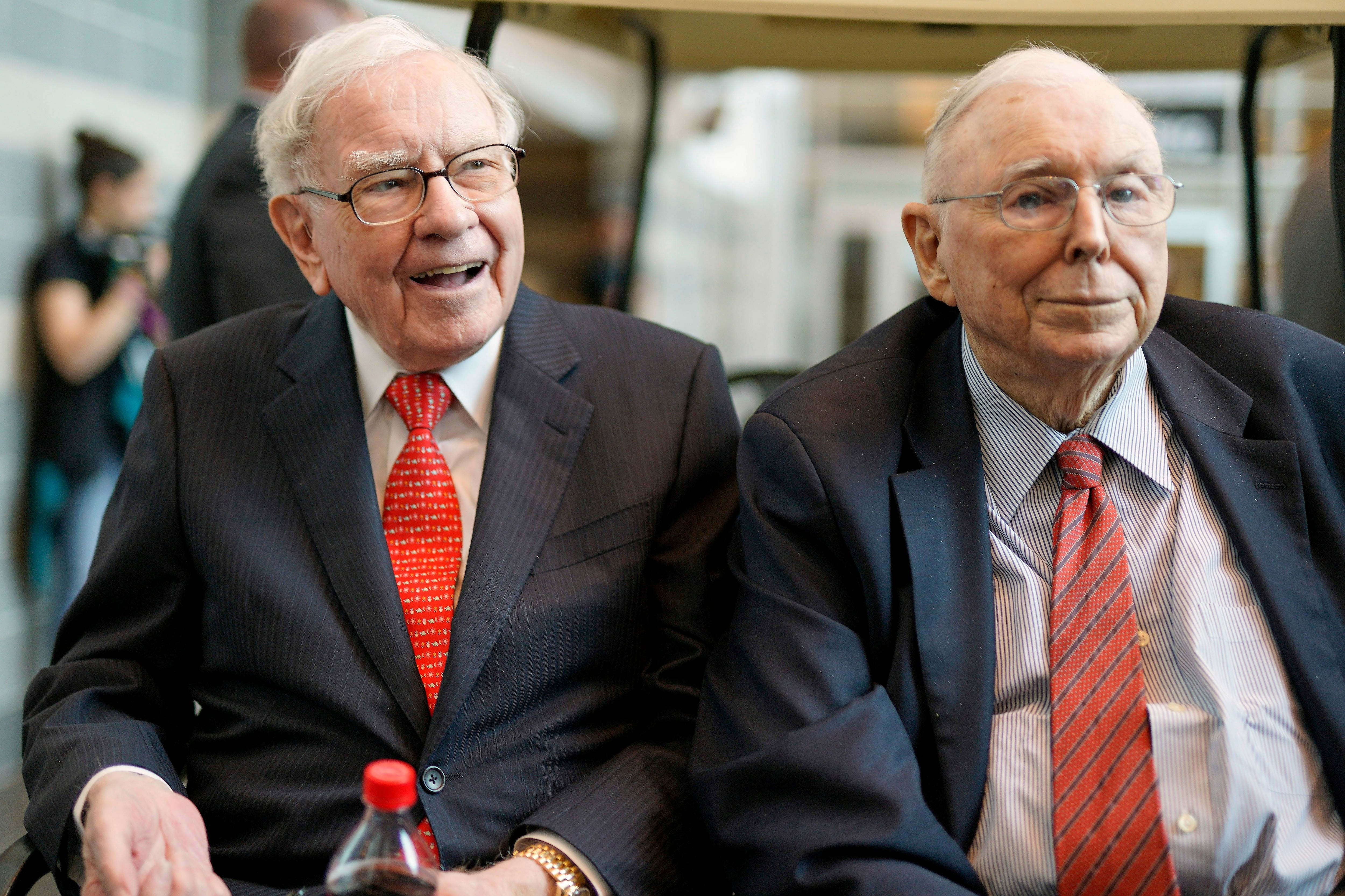 Buffett junto a su viejo socio, Charlie Munger, quien murió en noviembre pasado, a poco de cumplir cien años. Munger, dijo, fue el verdadero "arquitecto" de Berkshire Hathaway, fondo que hoy maneja USD 561.000 millones en activos  (AP Foto/Nati Harnik, Archivo)