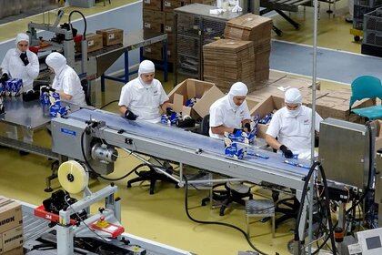 Foto de archivo. Empleados de la Compañía Nacional de Chocolates, parte del Grupo Nutresa, trabajan en una planta de producción de alimentos cerca a la ciudad de Medellín, Colombia (REUTERS/Luis Jaime Acosta)