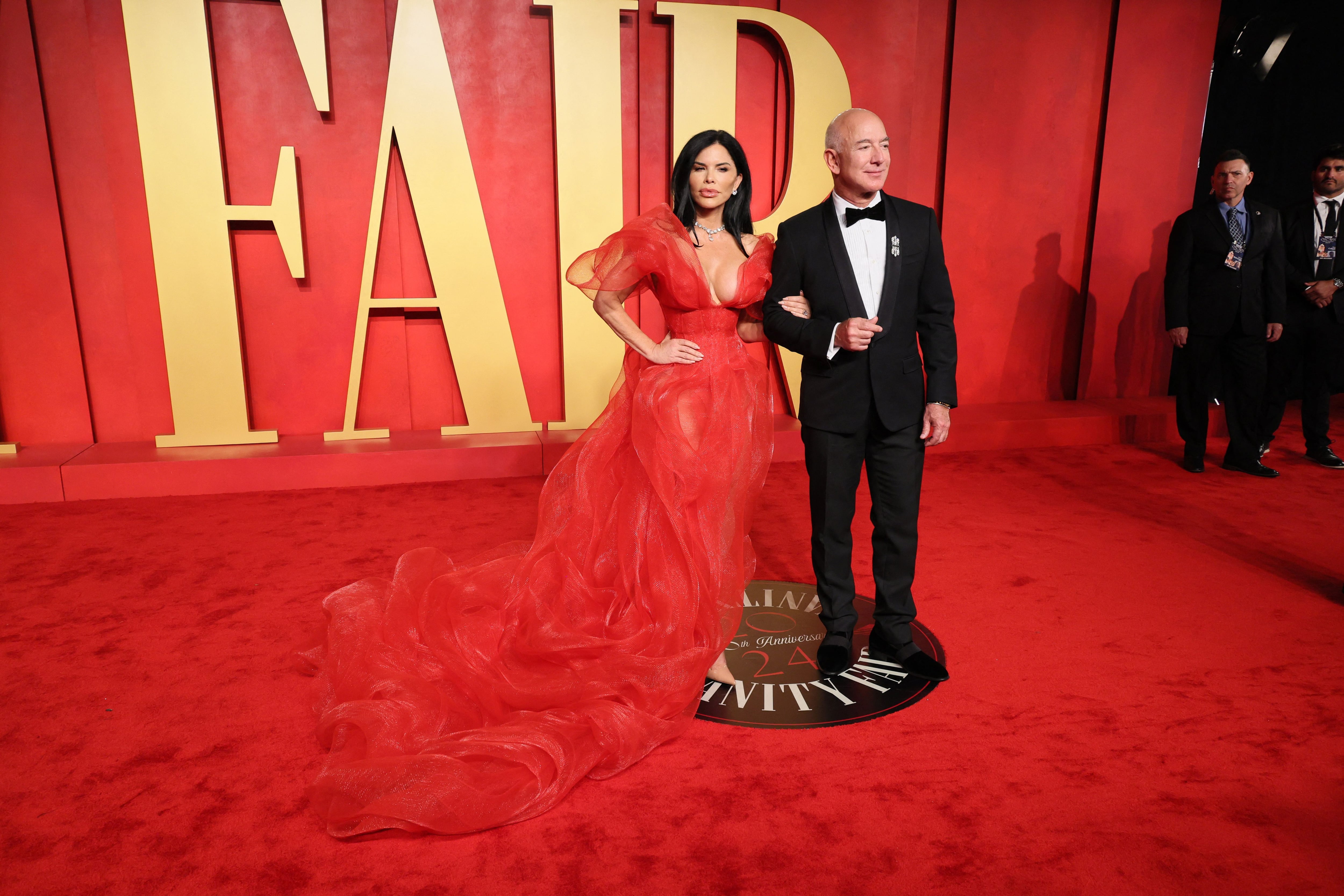 Jeff Bezos junto a su esposa Lauren Sanchez. (REUTERS/Danny Moloshok)