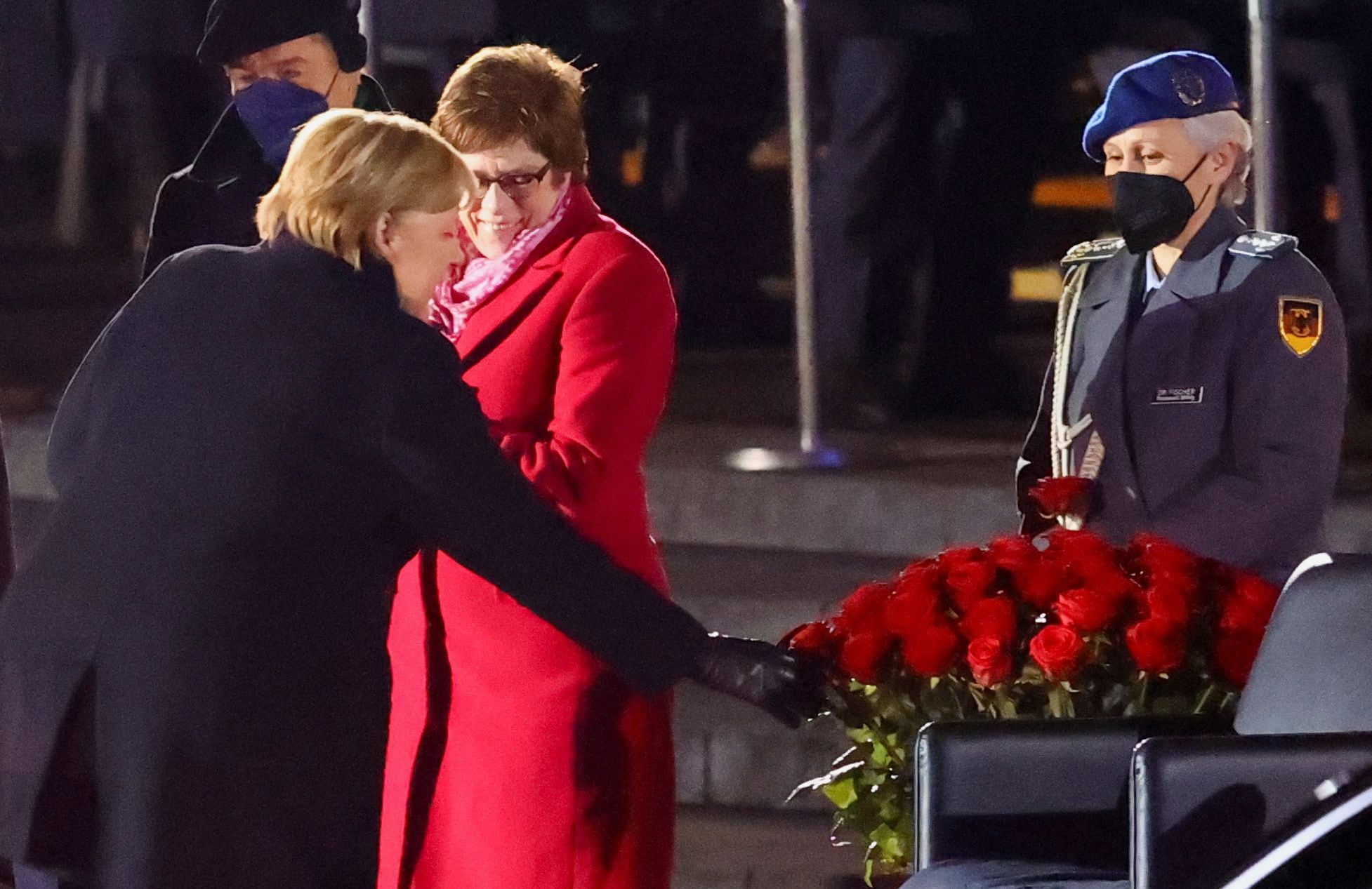 Red roses were another topic of the ceremony in Berlin (REUTERS / Fabrizio Bensch)