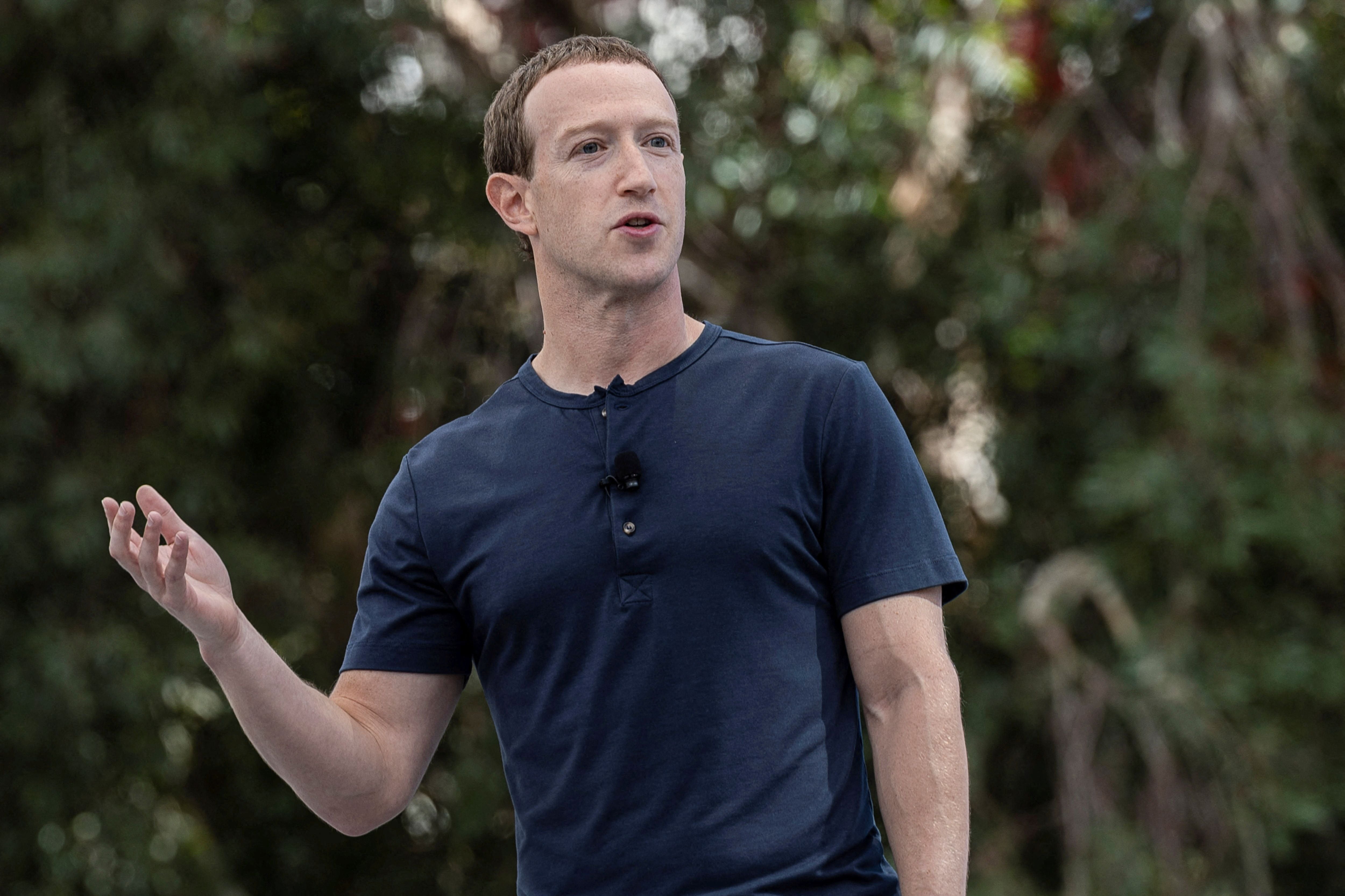 Zuckerberg mantiene su posición al frente de una de las compañías más visionarias del mundo. (REUTERS/Carlos Barria/File Photo)