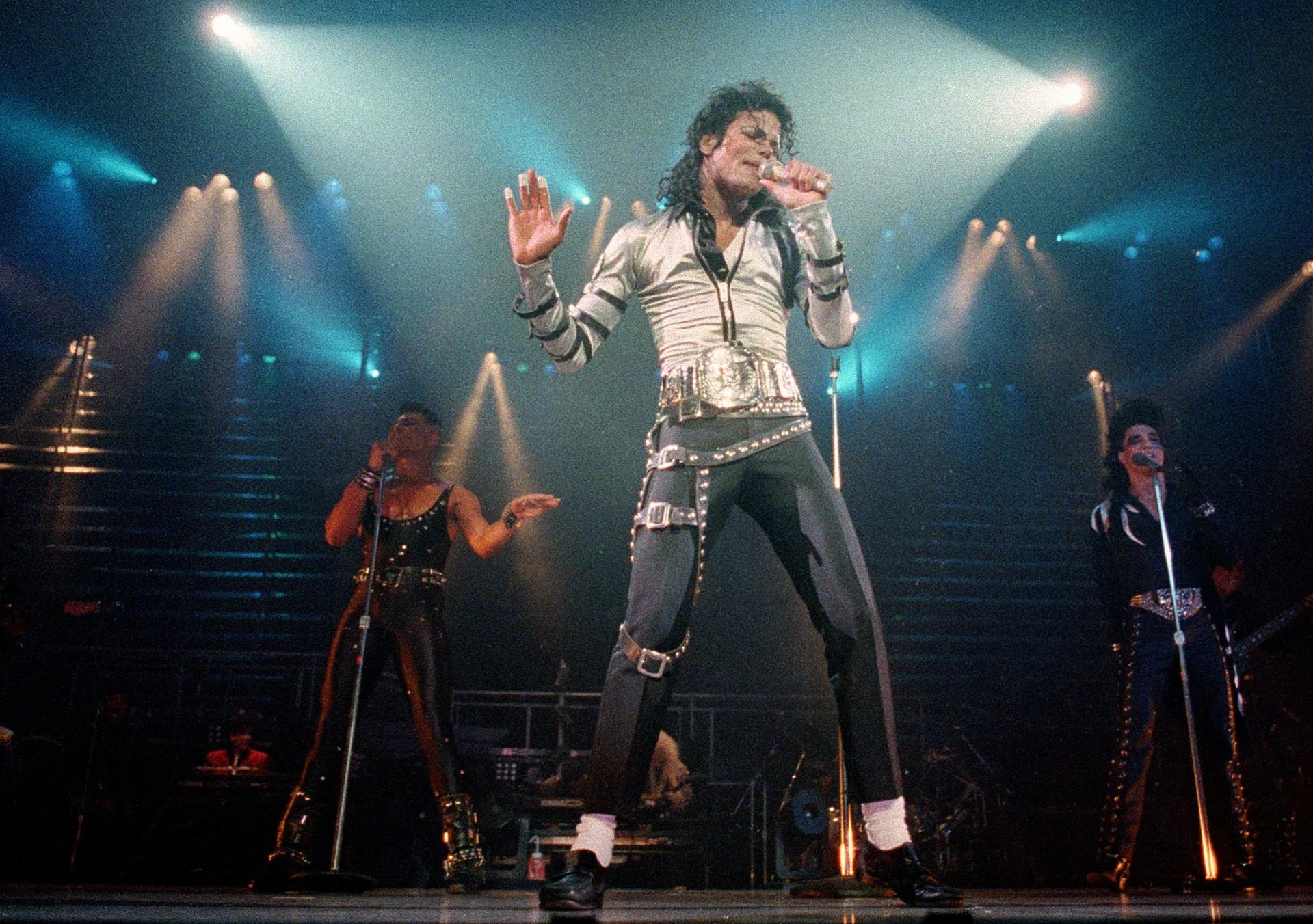 Michael Jackson en pleno show de su gira Bad, en el estadio Los Angeles Sports Arena (Noviembre de 1988)