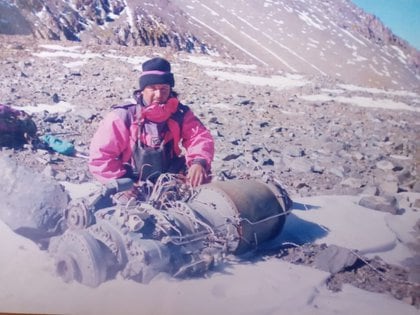 Hugo Villa en una de las expediciones por El Plata para encontrar el cuerpo de su hermano, con fragmentos de un helicóptero chileno accidentado en el cerro