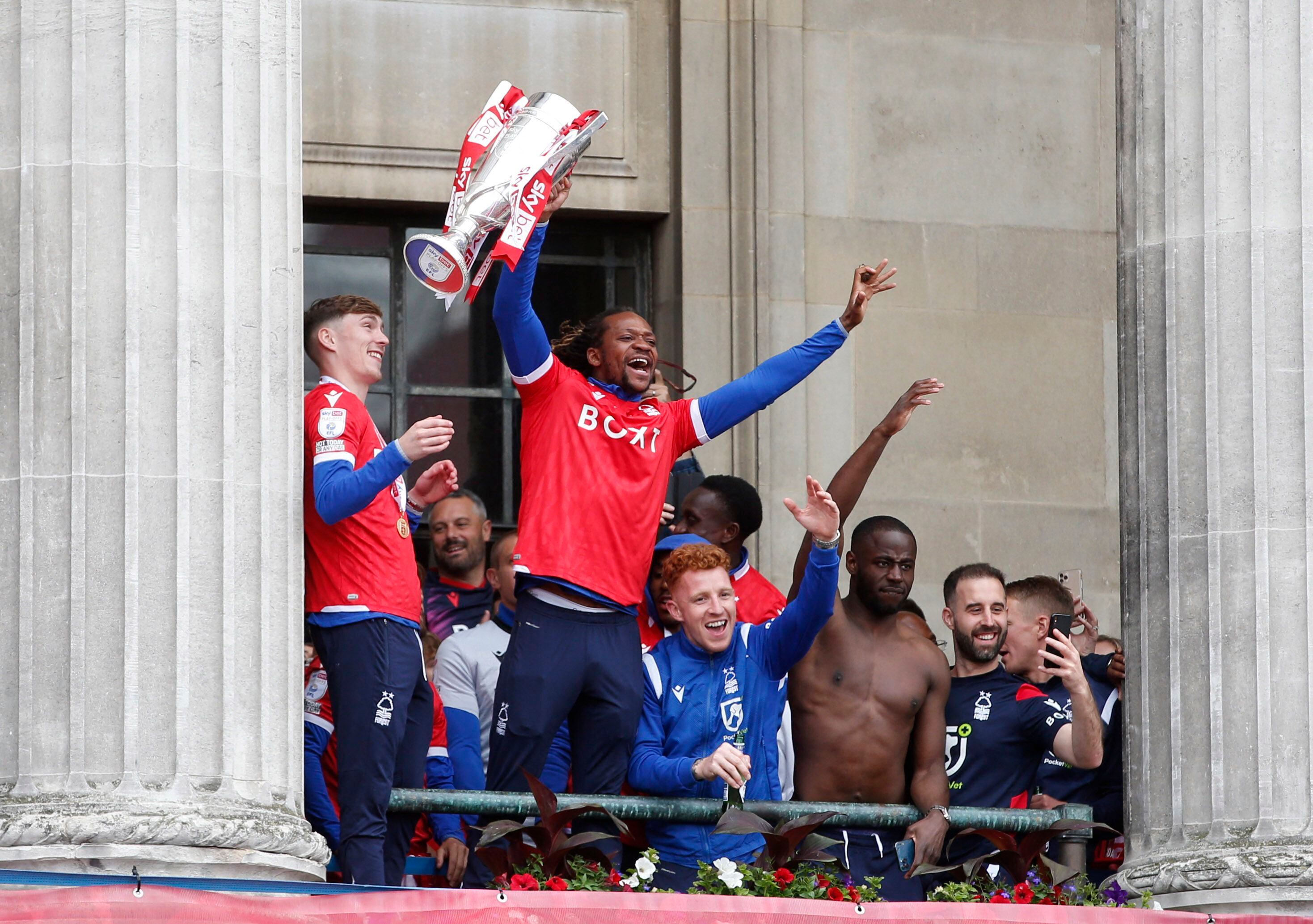 Gaetan Bong de Nottingham Forest celebra con el trofeo y sus compañeros de equipo durante el desfile de la victoria (Reuters/Ed Sykes)