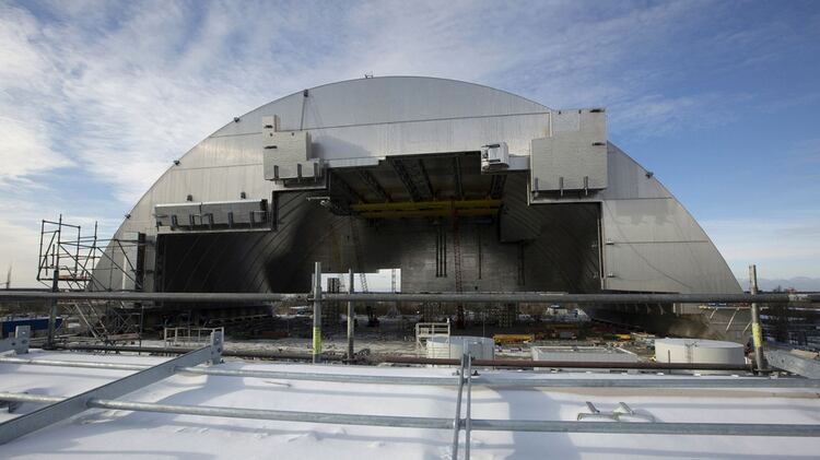 El enorme sarcófago de cemento que se inauguró en 2016 para volver a cubrir el reactor dañado y evitar que continúe afectando al entorno con su radiación (AFP)