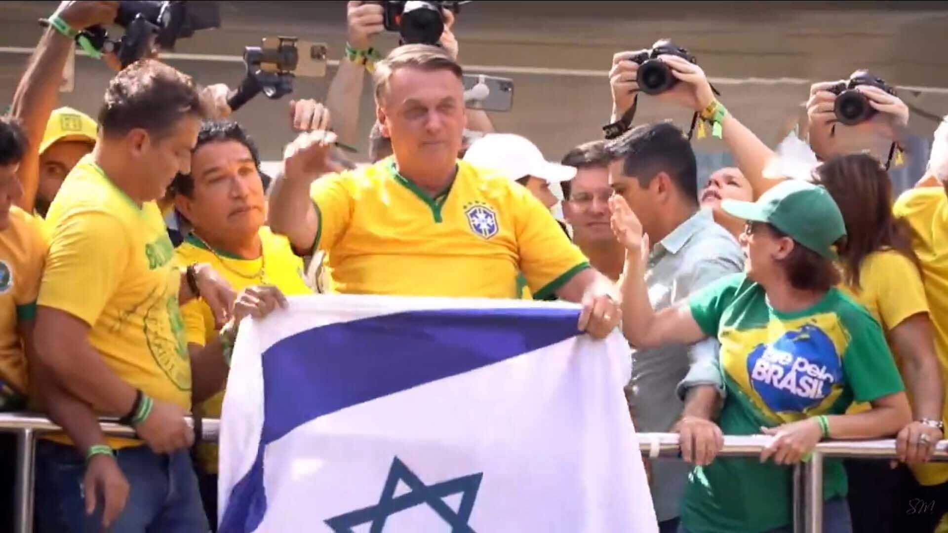 Jair Bolsonaro se mostró con la bandera de Israel durante la marcha en San Pablo