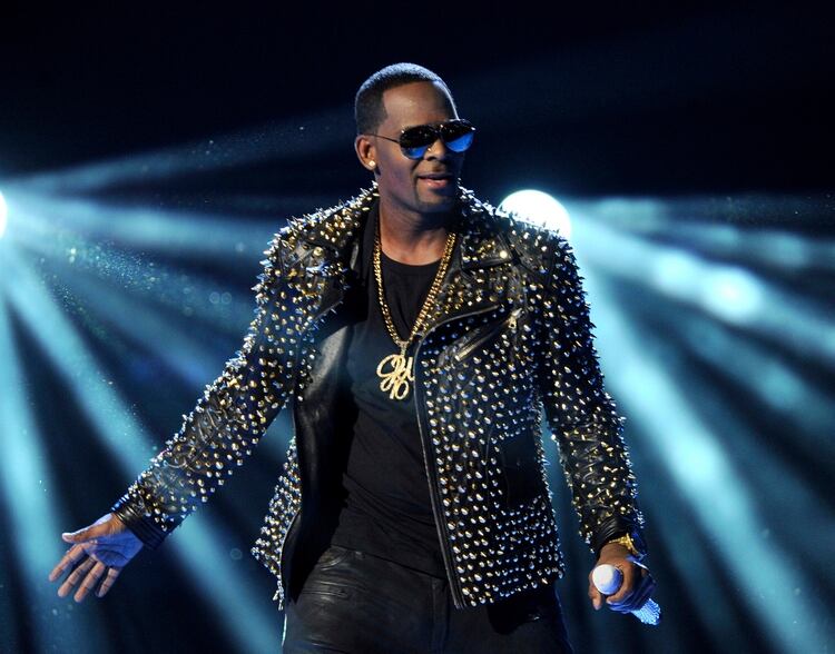 2013, R. Kelly canta en la ceremonia de los Premios BET en Los Angeles. (Foto por Frank Micelotta/Invision/AP, Archivo)