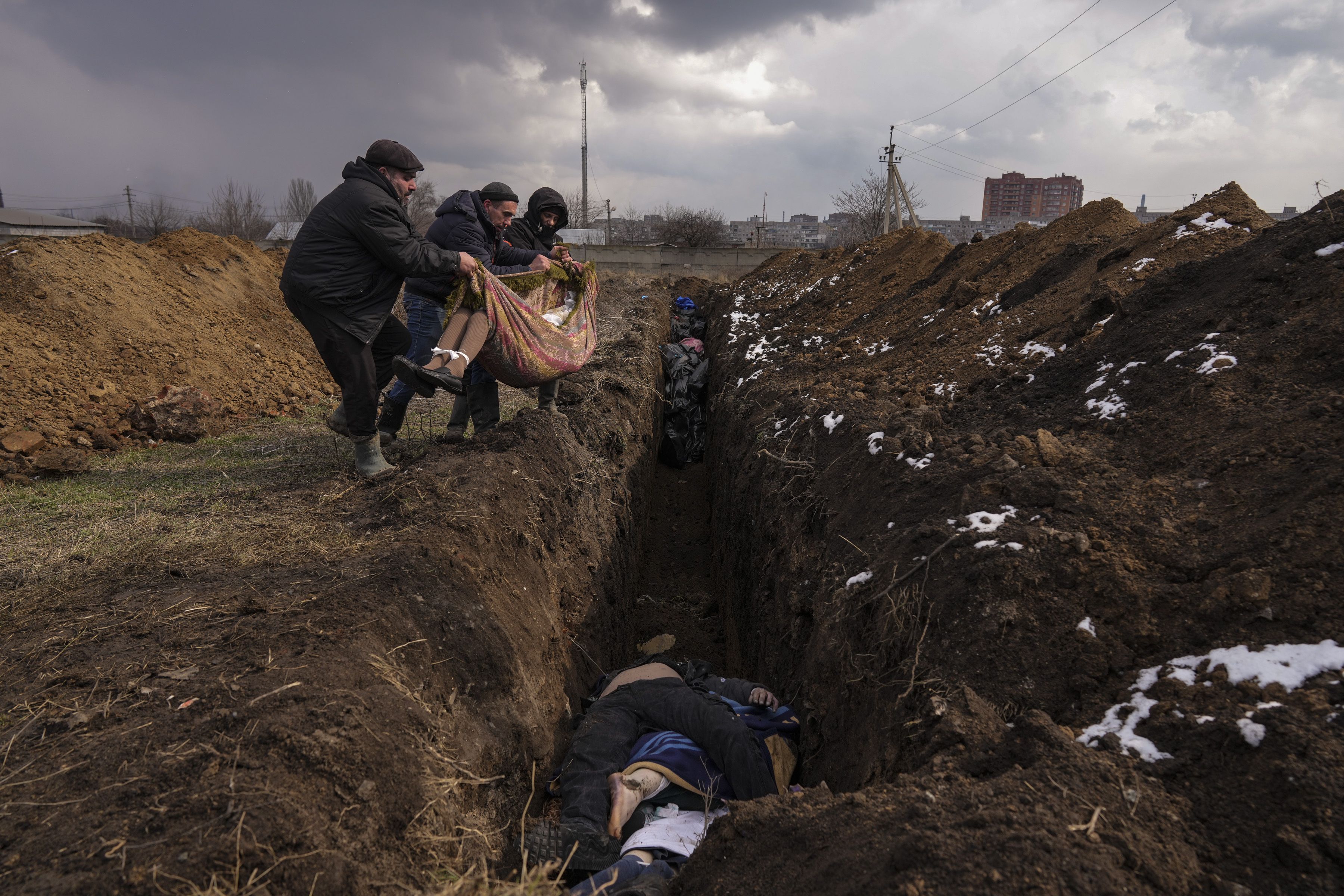 Ucrania estima que al menos 25.000 personas murieron durante los combates en Mariupol. (AP/Evgeniy Maloletka)