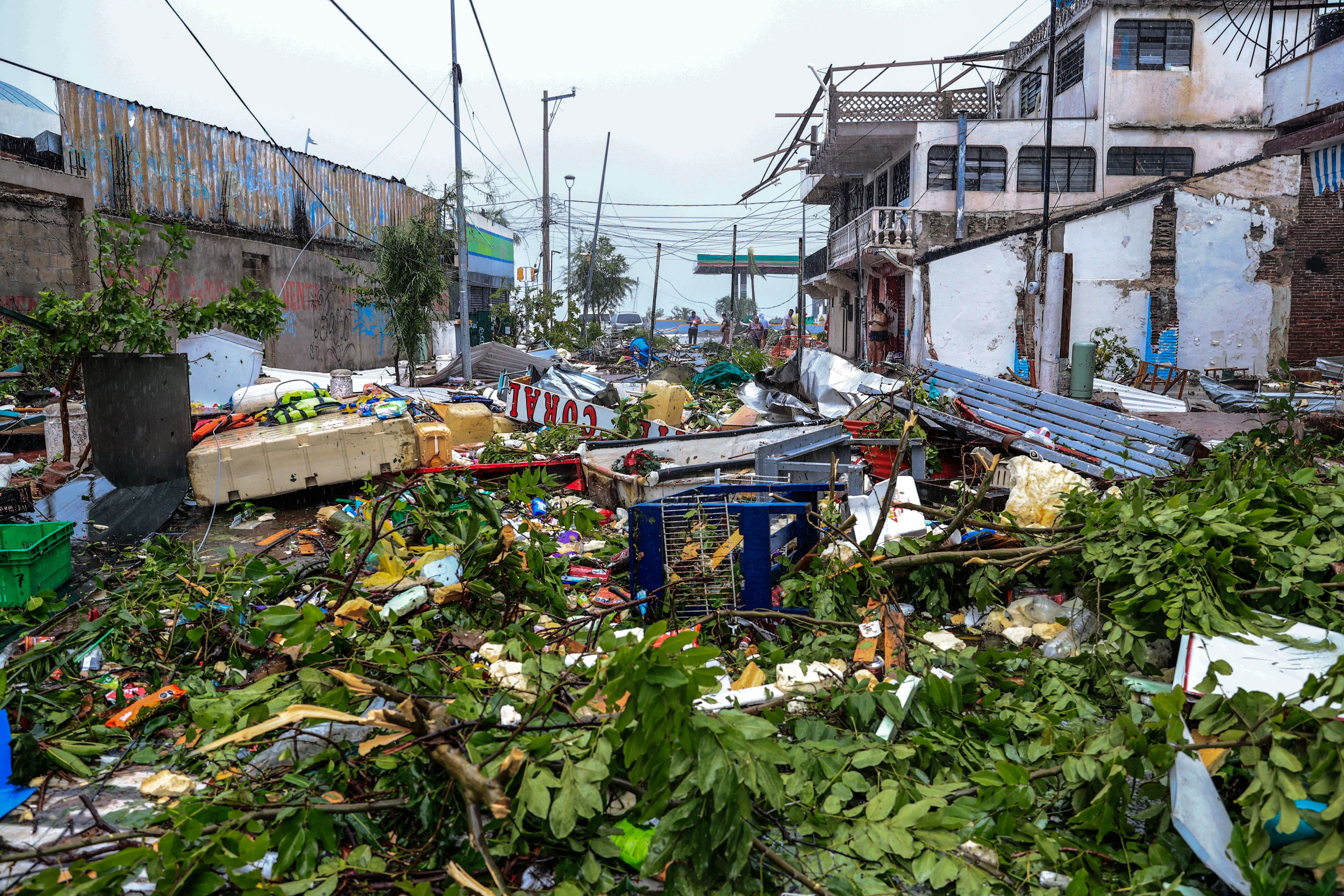 Fotografía de escombros en una vía tras el paso del huracán Otis, en Acapulco, en el estado de Guerrero (México). EFE/ David Guzmán