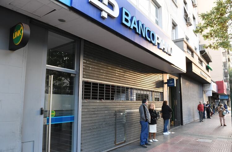 La sucursal del Banco Piano del barrio de Caballito ya muestra una larga fila (foto: Maximiliano Luna)