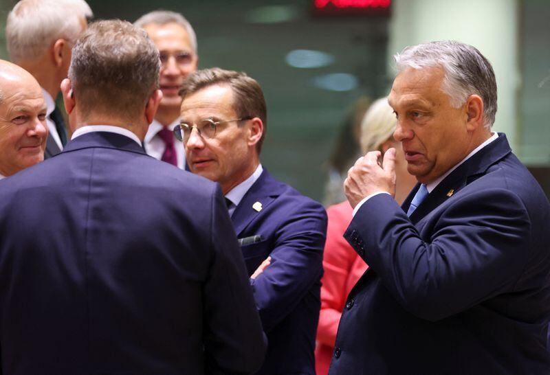 El canciller alemán Olaf Scholz, el primer ministro sueco Ulf Kristersson y el primer ministro húngaro Viktor Orban asisten a la cumbre de líderes  (REUTERS/Johanna Geron)