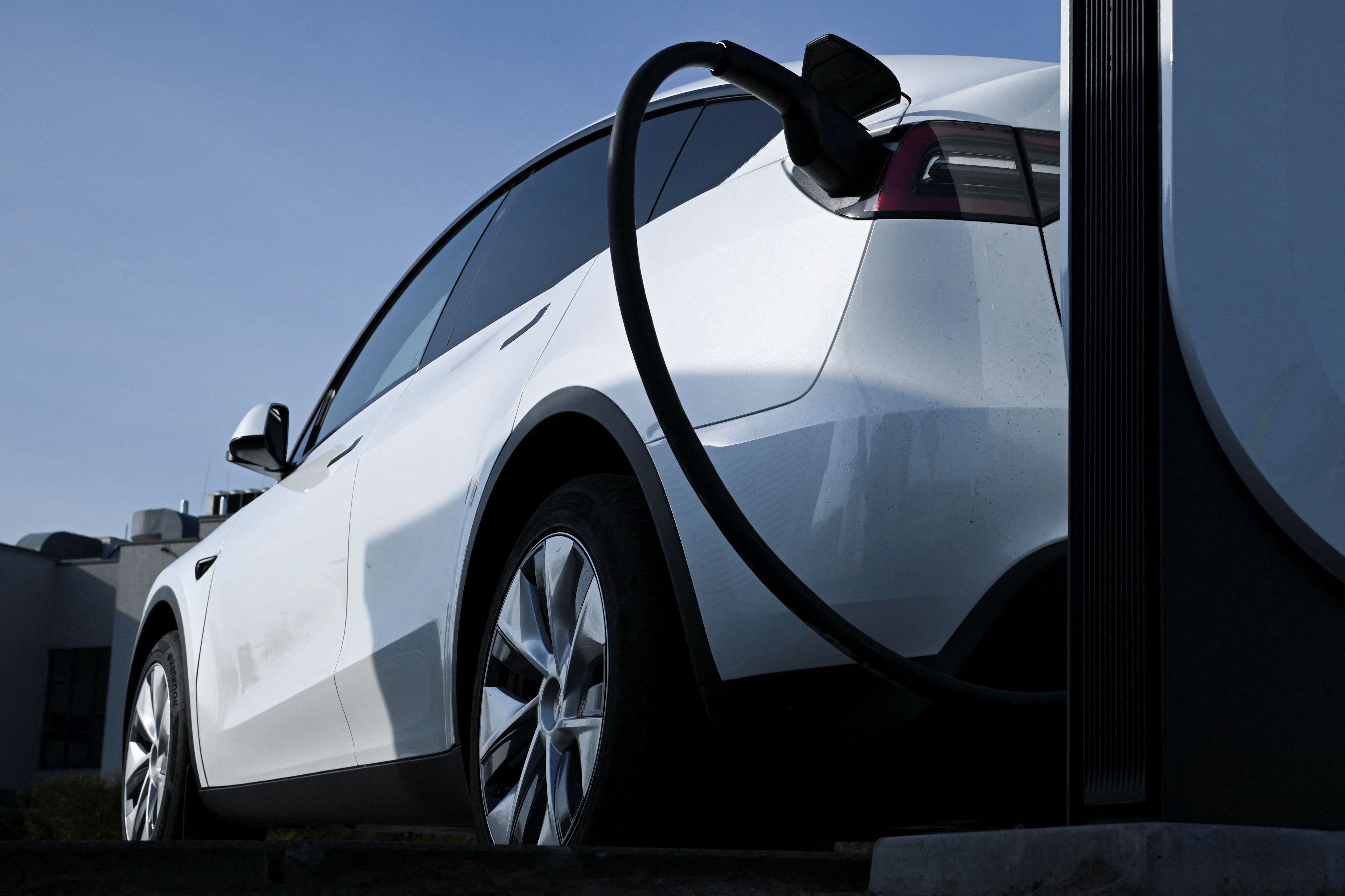Los autos eléctricos pueden cargar sus baterías por las noches, en horarios de menor demanda de consumo general. REUTERS/Annegret Hilse