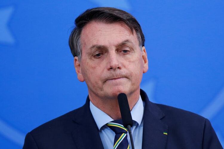 El presidente de Brasil, Jair Bolsonaro, reacciona durante una rueda de prensa para anunciar al nuevo Ministro de Salud, Nelson Teich, en medio del brote de la enfermedad por coronavirus (COVID-19), en Brasilia. 16 de abril de 2020. REUTERS / Adriano Machado