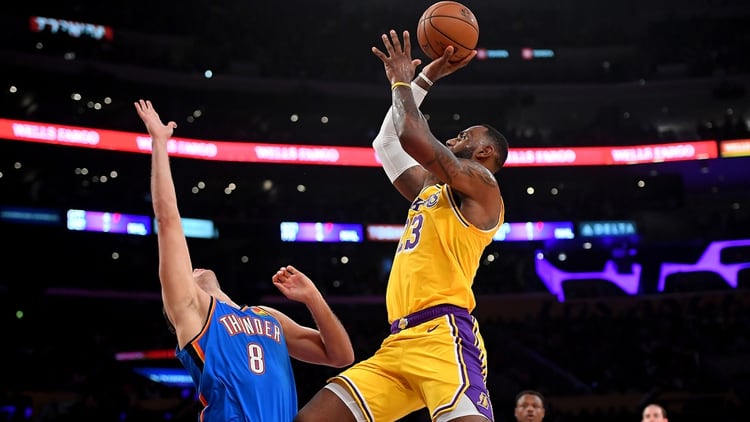 LeBron James se convirtió en el primer basquetbolista en toda la historia de la NBA en conseguir al menos un triple-doble a todos los equipos que disputan la liga (Reuters)