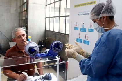 Un hombre participa en la toma de una prueba gratuita para COVID-19 en Colombia. EFE/Luis Eduardo Noriega A.
