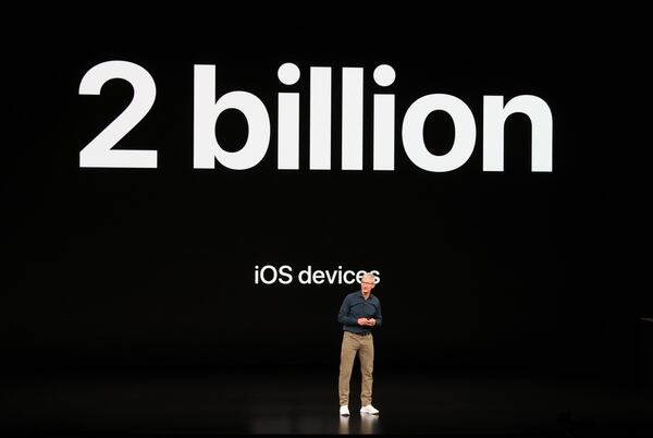 Tim Cook, director ejecutivo de Apple, habla durante un evento en el Teatro Steve Jobs en Apple Park el 12 de septiembre de 2018 en Cupertino, California. (AFP)