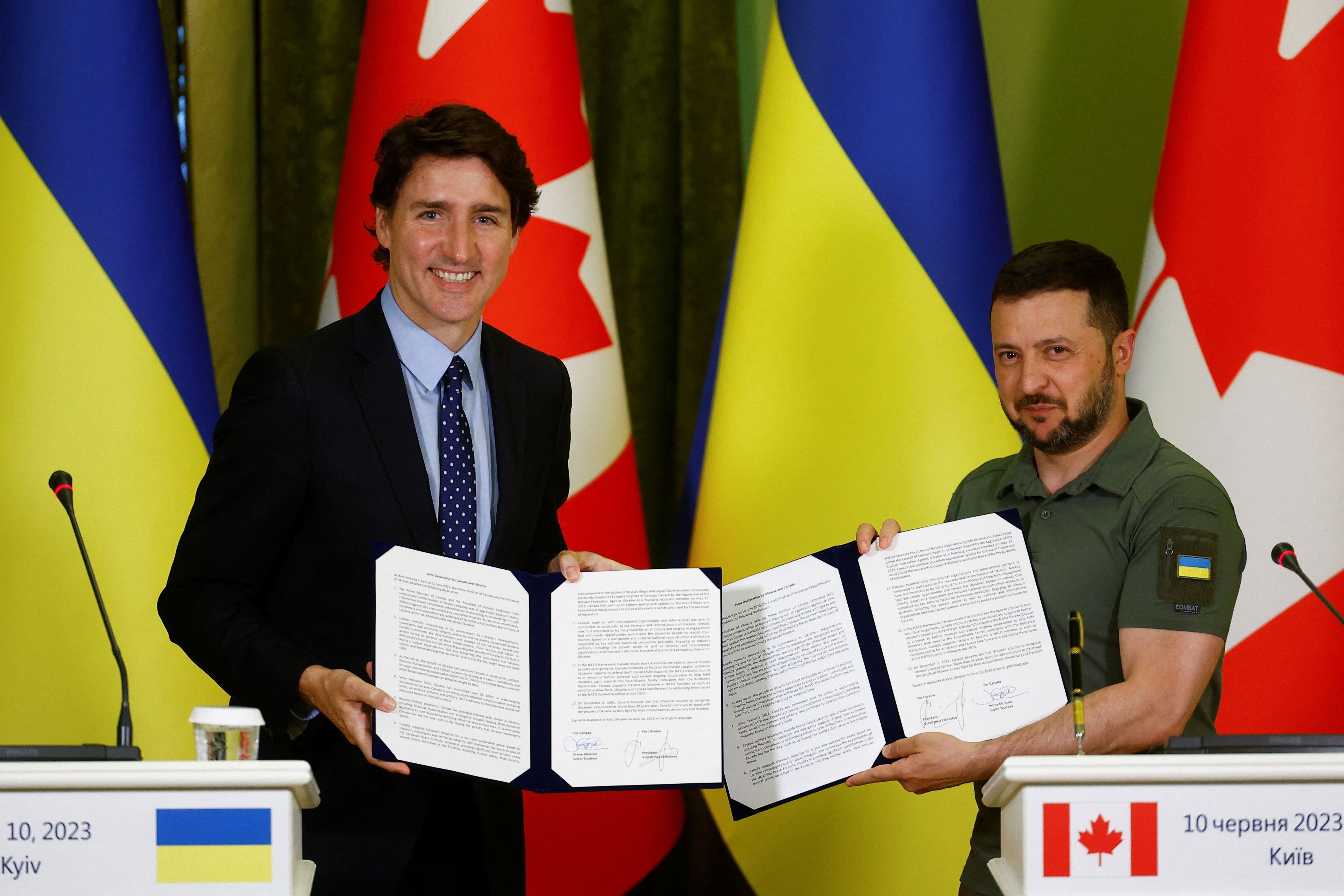 El primer ministro canadiense, Justin Trudeau, y el presidente de Ucrania, Volodymyr Zelenskiy, muestran una declaración conjunta firmada durante una conferencia de prensa, en medio del ataque de Rusia a Ucrania, en Kiev, Ucrania, el 10 de junio de 2023. REUTERS/Valentyn Ogirenko