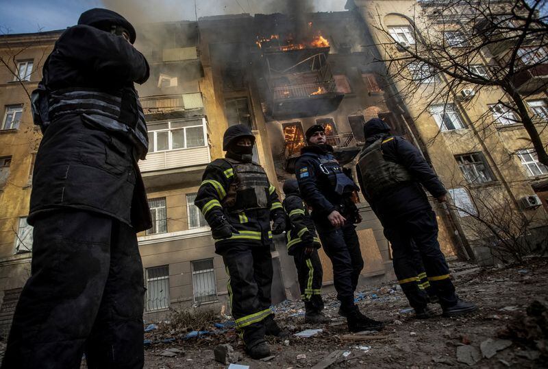 Los bomberos trabajan para apagar un incendio en un edificio residencial afectado por un ataque militar ruso, en medio del ataque de Rusia a Ucrania, en Bakhmut, región de Donetsk, Ucrania 7 de diciembre de 2022. REUTERS/Yevhen Titov