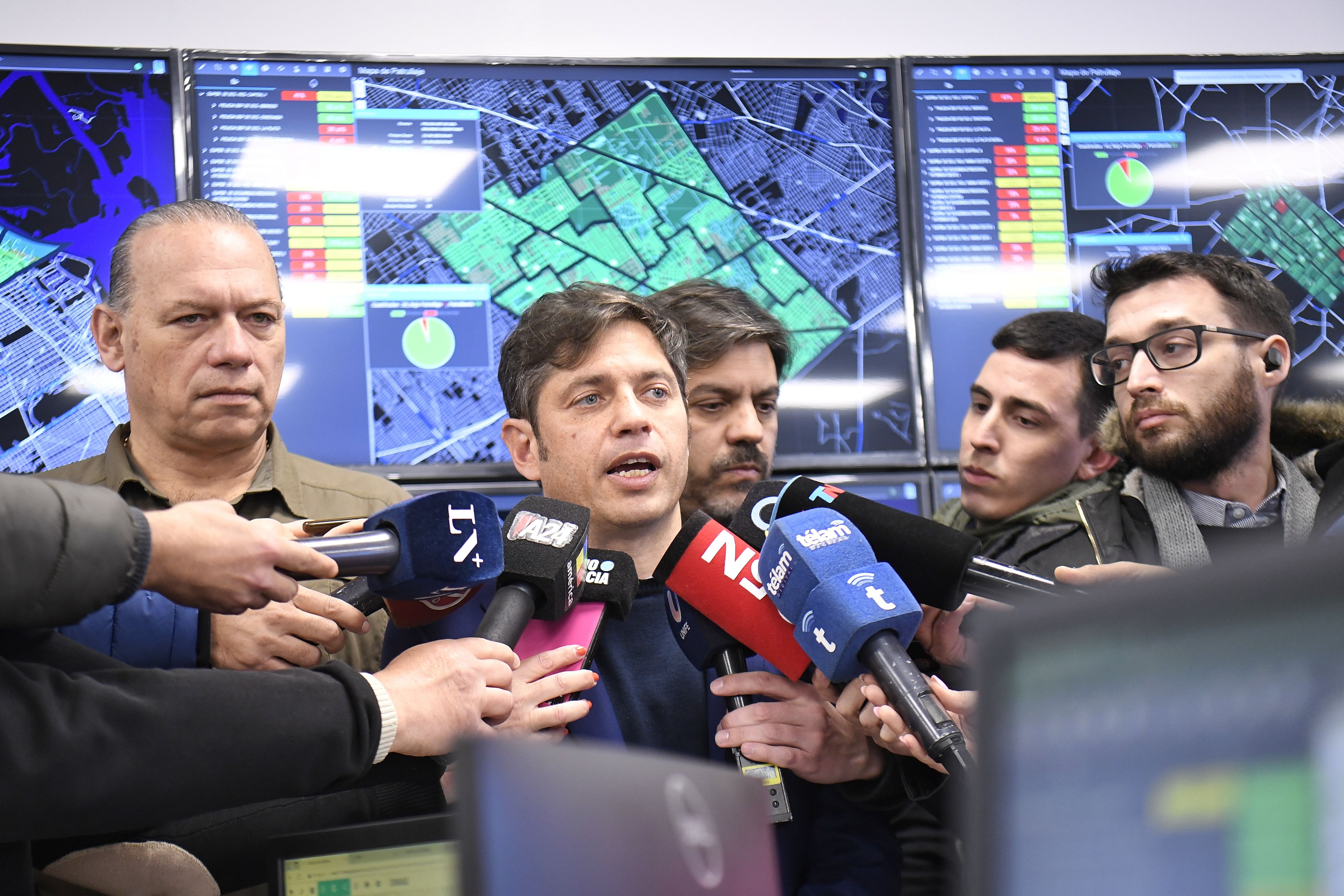 Axel Kicillof durante la conferencia de prensa de este mediodía en Puente 12, La Matanza, junto a Sergio Berni y Carlos Bianco 