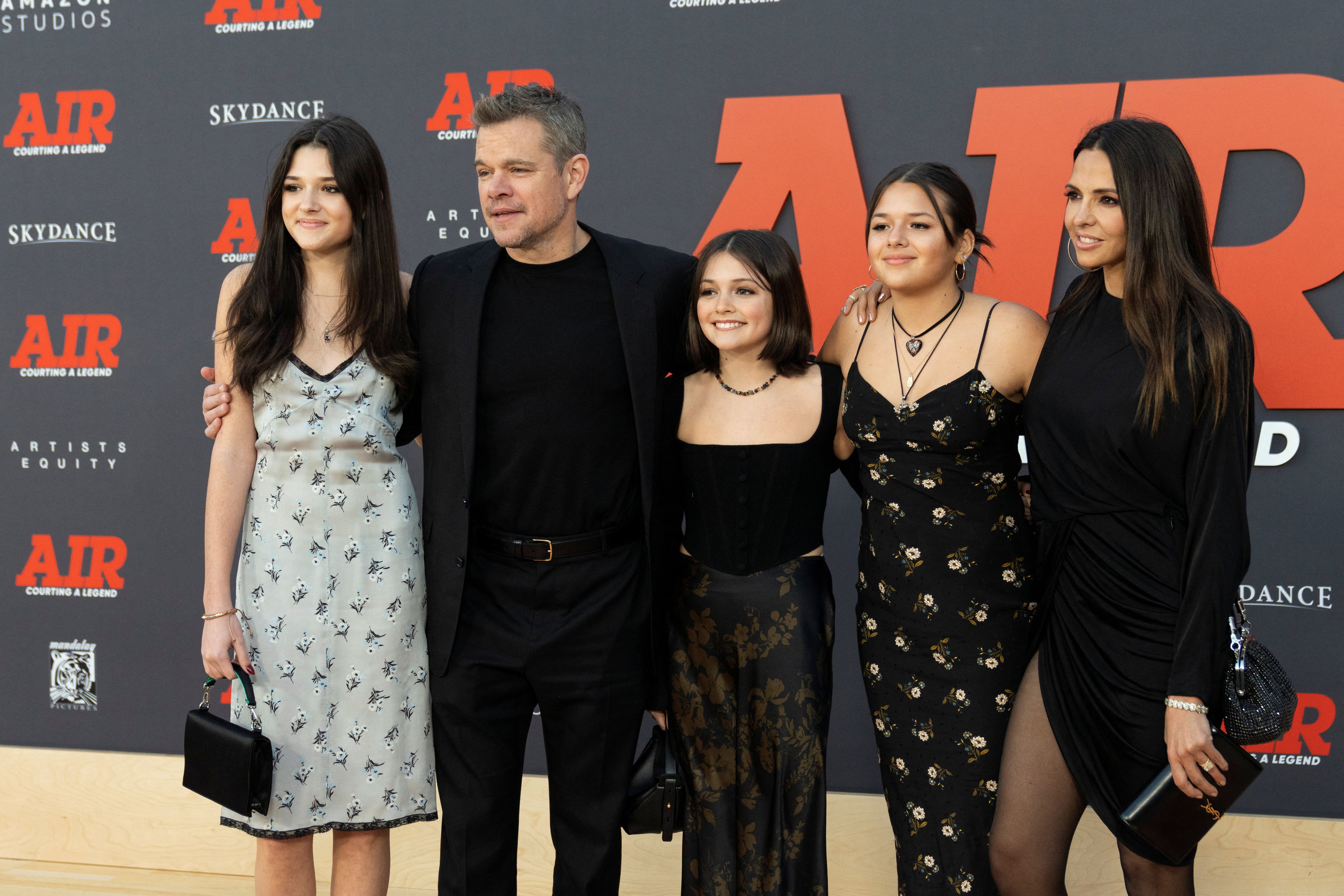 Matt Damon junto a su esposa Luciana Barroso y sus hijas Isabella, Gia y Stella durante el estreno mundial de "AIR" en el Regency Village Theatre de Los Ángeles, California, EE.UU., el 27 de marzo de 2023 (REUTERS/Lauren Justice)