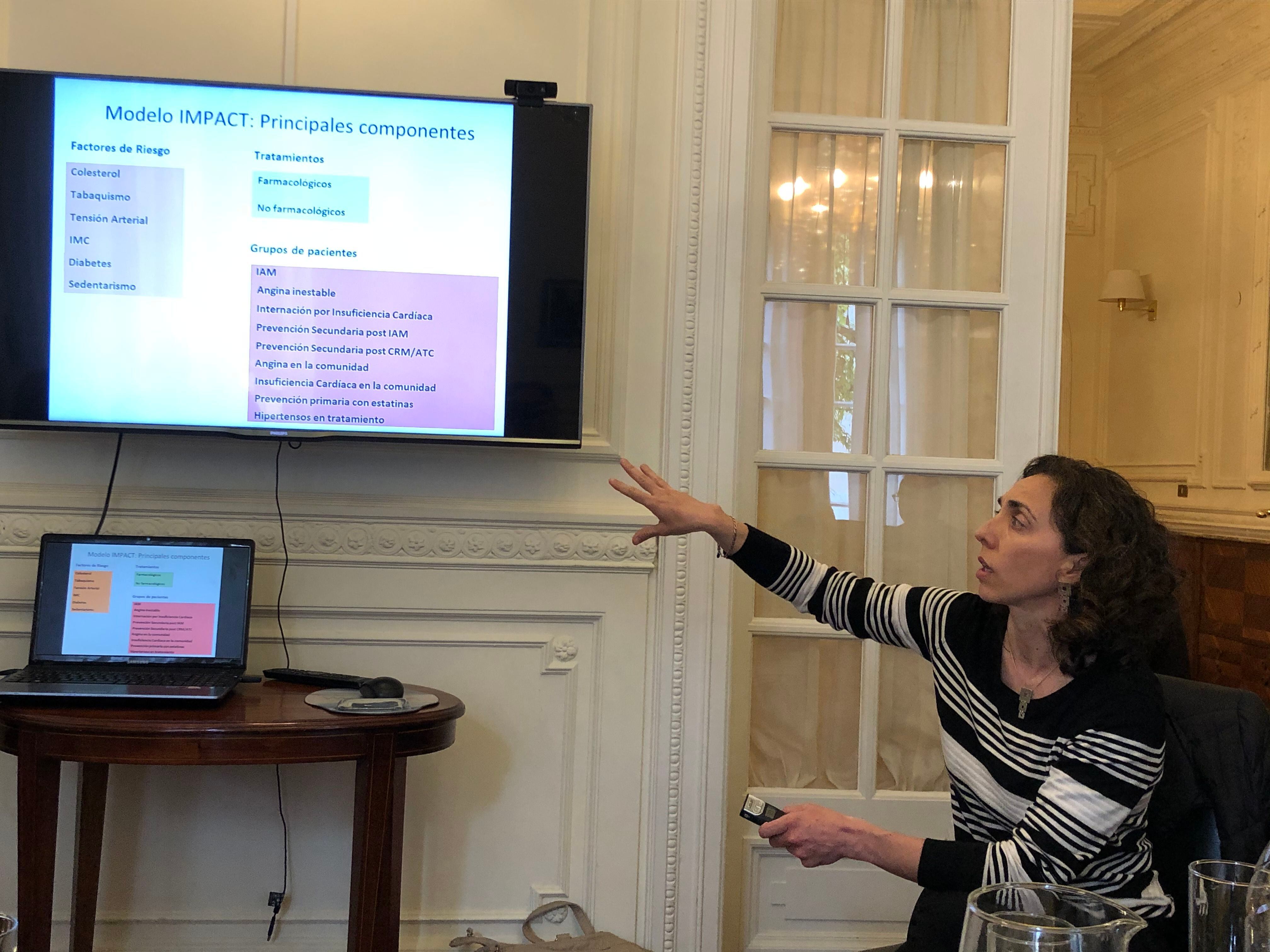 La doctora Jimena Vicens, epidemióloga, co-autora del Estudio IMPACT, muestra los resultados a periodistas