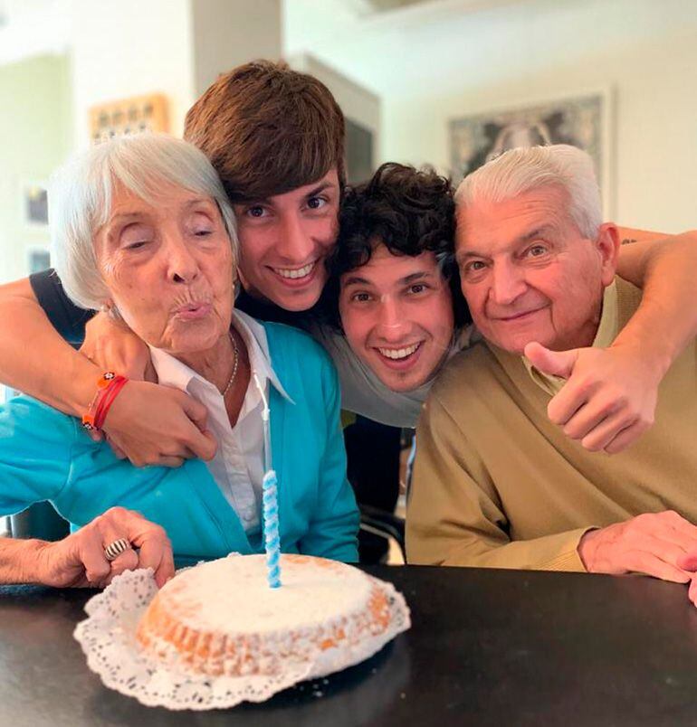 En un cumpleaños de Mimí, junto a dos de su nietos, Juan Manuel y Pedro. 