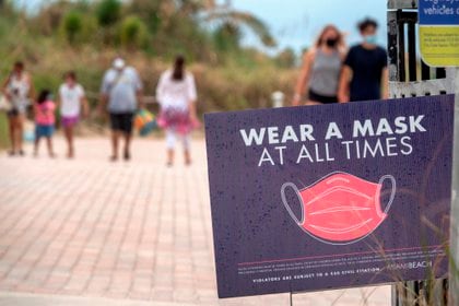Un cartel con la consigna "Use la máscara todo el tiempo" en un paseo de Miami (EFE/EPA/CRISTOBAL HERRERA-ULASHKEVICH/Archivo)