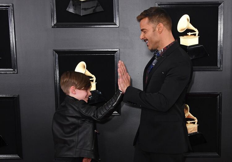 Ricky juega con Matteo en la alfombra roja de los Grammy (Photo by VALERIE MACON / AFP)
