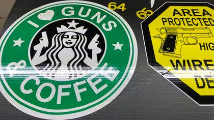 “Amo las armas y el café”, dice otra pegatina que imita el logo de una conocida cadena de cafeterías (Crédito: Sebastián Fest)