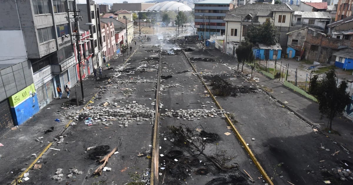 Las calles de Quito parecen un escenario de guerra tras las violentas protestas contra el Gobierno de Lenín Moreno
