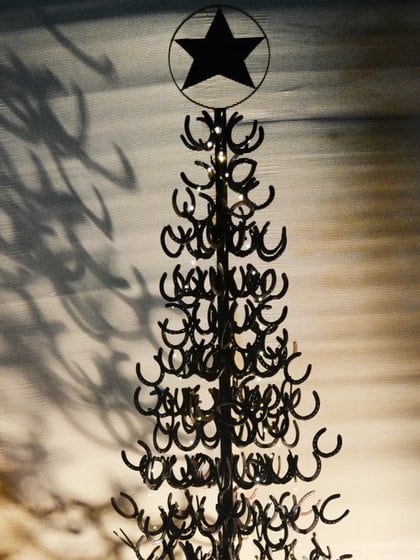 El árbol de Navidad del hotel Four Seasons del 2019 fue de hierro, una tendencia muy buscada   