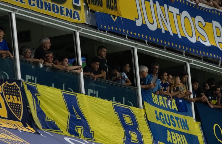 Riquelme observa desde el palco el triunfo que le dio el campeonato a Boca.