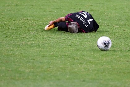 Without complications Antuna continued playing after being stomped by Canada's number 7 (Photo: REUTERS / Henry Romero)