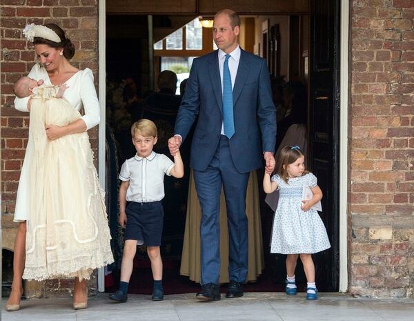 Primera aparición en público de los duques de Cambridge junto a sus tres hijos (Dominic Lipinski/Pool Photo via AP)