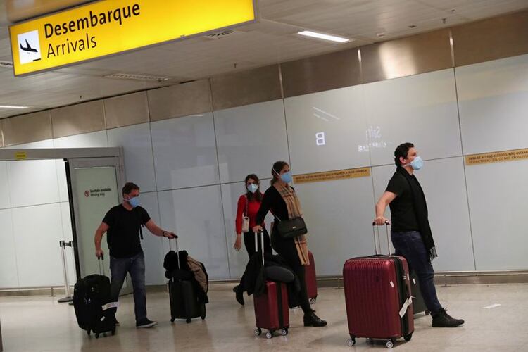 Viajeros con mascarillas llegan en un vuelo desde Italia, después de que se confirmara el segundo caso de coronavirus en Sao Paulo, en el Aeropuerto Internacional de Guarulhos en Guarulhos, estado de Sao Paulo, Brasil, el 29 de febrero de 2020. REUTERS/Amanda Perobelli