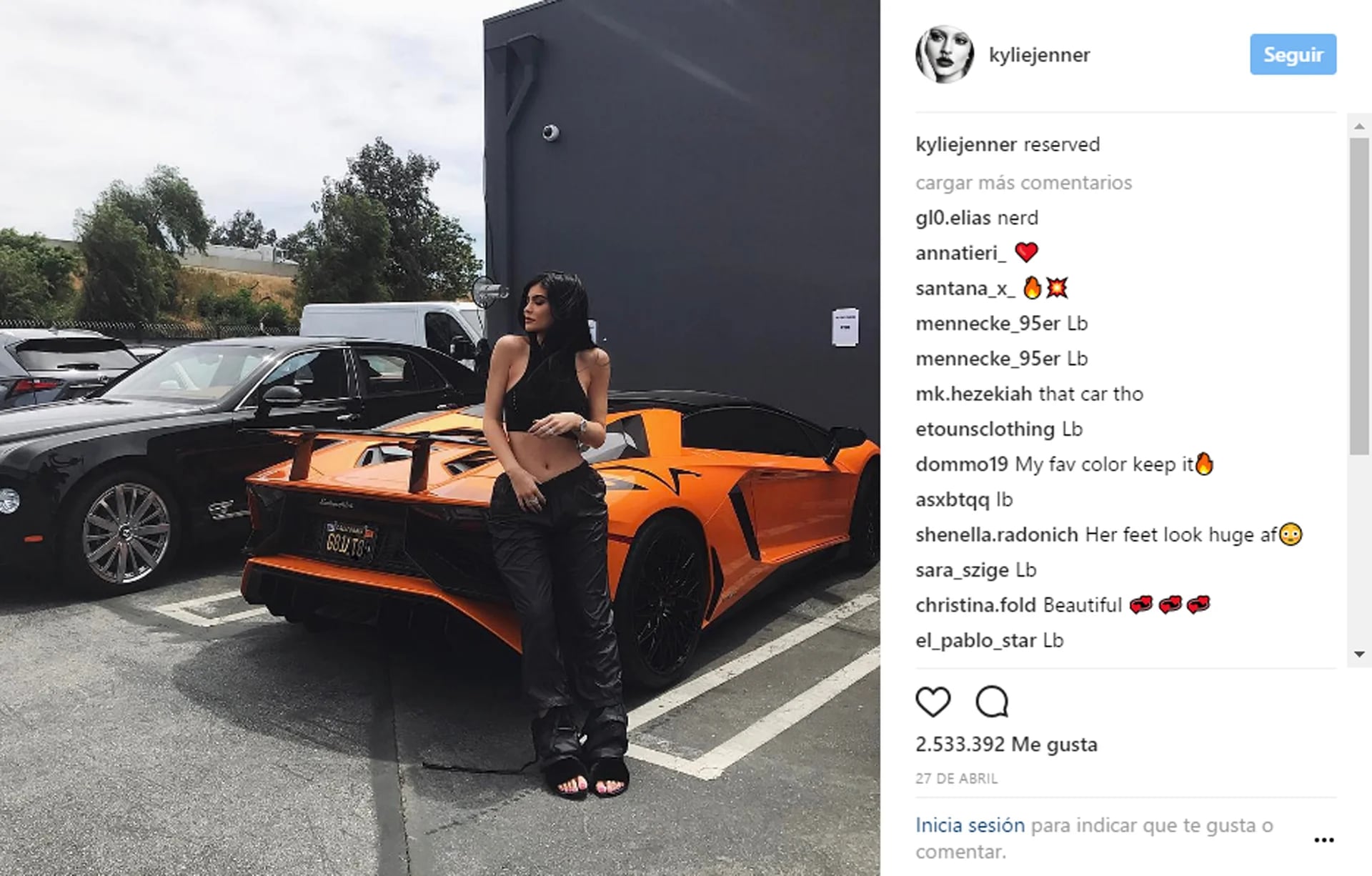 Kylie Jenner, la pequeña de la familia Kardashian, en compañía de su deportivo Lamborghini