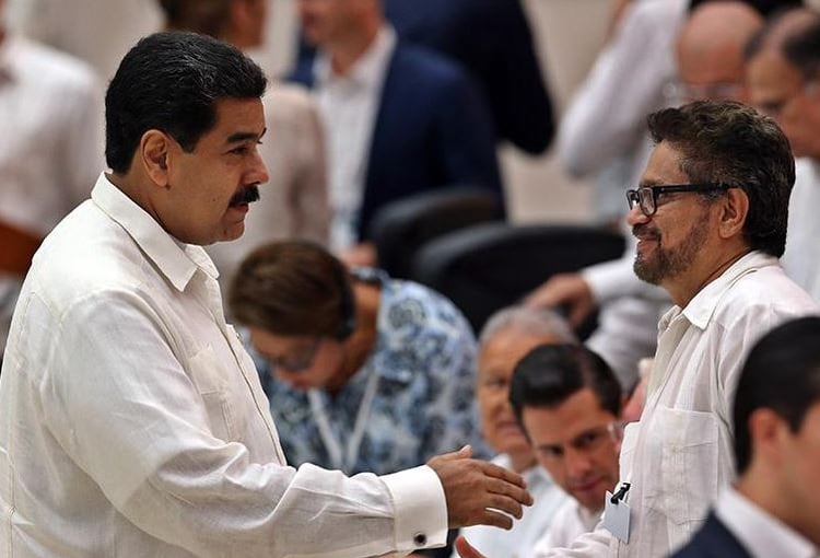 Maduro con Iván Márquez, el día que se firmó la paz en Colombia (EFE)